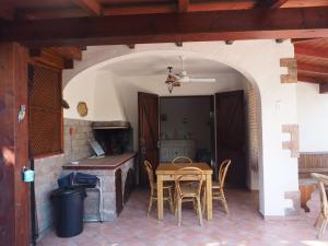 a kitchen and dining room with a table and chairs at Villa Rux in Santa Luria