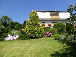 a garden in front of a house with flowers at Appartements Mettnitzer in Trebesing