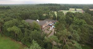 una vista aérea de una casa en el bosque en Harba Lorifa en Valkenswaard