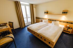 ein Hotelzimmer mit 2 Betten, einem Schreibtisch und einem Fenster in der Unterkunft Pasta&More Bed&Breakfast in Wengen