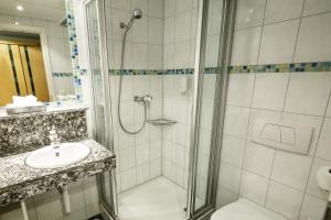 ein Bad mit einer Dusche und einem Waschbecken in der Unterkunft Pasta&More Bed&Breakfast in Wengen