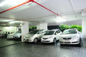 バンコクにあるiCheck inn Residence Sukhumvit 1の駐車場に停車した車の集団