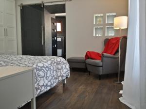 カンネロ・リヴィエーラにあるCasa Luciaのベッドルーム1室(ベッド1台、ソファ、椅子付)