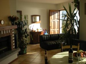 オッジェッビオにあるCasa Gardeniaのリビングルーム(ソファ、暖炉付)