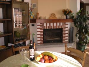 tavolo con cesto di frutta e camino di Casa Gardenia a Oggebbio