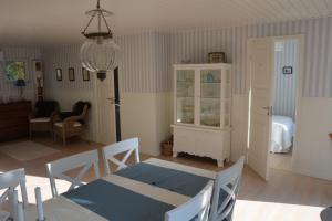 ein Wohnzimmer mit einem Tisch und einem Esszimmer in der Unterkunft Lillelund bed and breakfast in Silkeborg