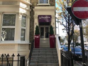 uma casa com um sinal na frente dela em Melandre Hotel By Saba em Londres