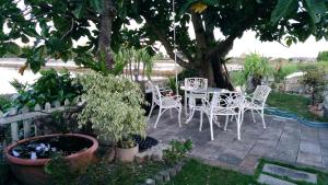 d'une terrasse avec une table et des chaises sous un arbre. dans l'établissement Breadtree Homestay, à Wujie
