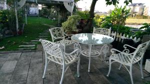 Um jardim no exterior de Breadtree Homestay