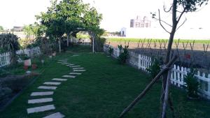 Um jardim no exterior de Breadtree Homestay