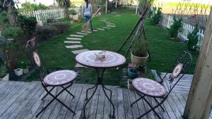Um jardim no exterior de Breadtree Homestay