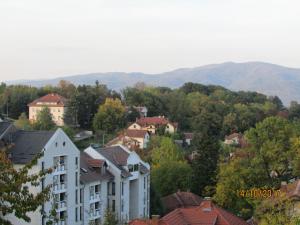 eine Stadt mit Häusern und Bergen im Hintergrund in der Unterkunft Debora Apartment in Vrnjačka Banja