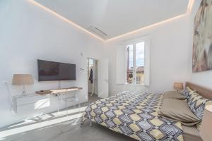 1 dormitorio con 1 cama, escritorio y TV en Cupola View, en Florencia