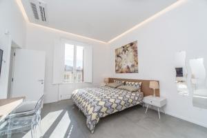 Dormitorio blanco con cama y mesa en Cupola View, en Florencia