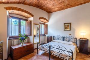 1 dormitorio con cama y techo de madera en Villaggio Albergo San Lorenzo e Santa Caterina, en Pescia