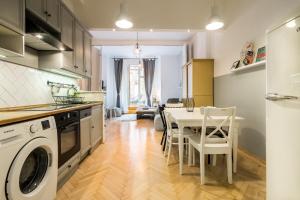 ブダペストにあるMegszűnt - Charming Design Apartment with balconyのキッチン(テーブル付)、ダイニングルーム