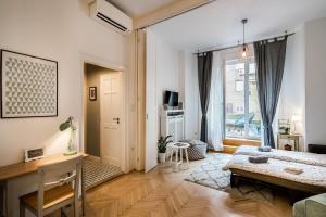 ブダペストにあるMegszűnt - Charming Design Apartment with balconyのベッドルーム1室(ベッド1台、デスク、窓付)