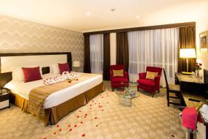The Panari Hotel - Near Jomo Kenyatta International Airport tesisinde bir odada yatak veya yataklar