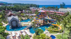 einen Luftblick auf einen Wasserpark mit einer Wasserrutsche in der Unterkunft Phuket Orchid Resort and Spa in Karon Beach