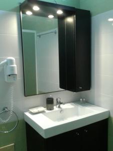 Bilik mandi di Stegadi Apartments Sikinos