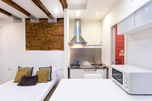 Studio Apartment Carrer del Torrent de l'Ollaにあるキッチンまたは簡易キッチン