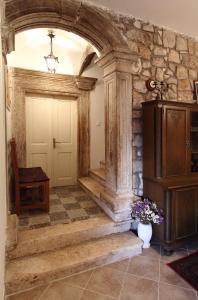 an archway in a room with a door and a vase at Villa Violić in Zaton