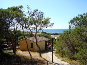 uma pequena casa com vista para o oceano em Camping Golfo dell'Asinara em Platamona