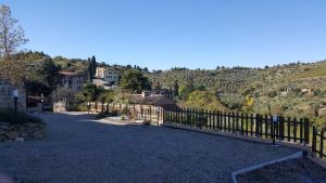 una entrada con una valla y una casa en una colina en Mamma Laura en Vagliagli