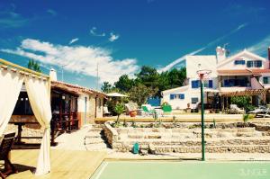 a house with a basketball court in the yard at João Jungle in Açafora