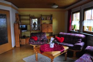 - un salon avec deux canapés et une table basse dans l'établissement Ferienwohnung am Bimbach, à Herzogenaurach