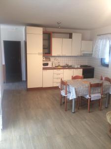 Kuchyň nebo kuchyňský kout v ubytování Flanell Apartments