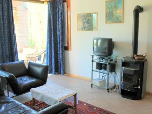 een woonkamer met een bank en een tv bij Spacious Holiday Home with Private Garden and Barbecue in Lazise