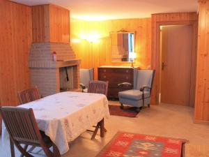 een woonkamer met een tafel en een open haard bij Spacious Holiday Home with Private Garden and Barbecue in Lazise
