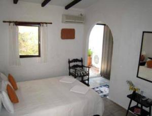 Rúm í herbergi á Agistri Club Hotel