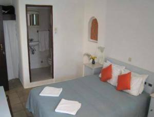 Rúm í herbergi á Agistri Club Hotel