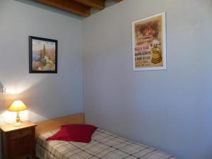 ein Schlafzimmer mit einem Bett und einem Bild an der Wand in der Unterkunft Gite Equipe avec Espace Vert in Barrais-Bussolles