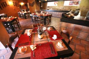 einen Blick über ein Restaurant mit Tischen und Stühlen in der Unterkunft Mount Etjo Safari Lodge in Kalkfeld