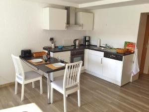 Η κουζίνα ή μικρή κουζίνα στο Ferienwohnung An der Pferdsweide +14 φωτογραφίες