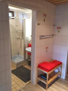 bagno con vasca, doccia e lavandino di Ferienwohnung An der Pferdsweide a Treviri