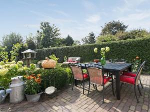 a patio table with chairs and a table cloth at B&B Het Pronkbed in Oirschot