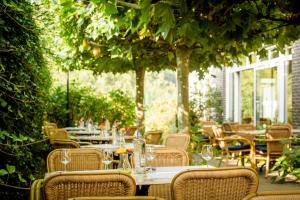 A garden outside Campanile Hotel & Restaurant Breda