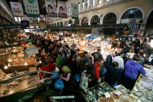 tłum ludzi stojących na rynku w obiekcie The Little Prince in Plaka w Atenach