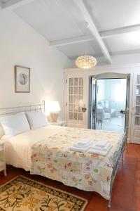 ein Schlafzimmer mit Bett und ein Wohnzimmer in der Unterkunft Casa na Areia in Lavos