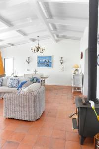 ein Wohnzimmer mit zwei Sofas und einem Tisch in der Unterkunft Casa na Areia in Lavos