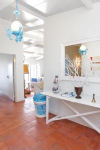 a living room with a white table with a mirror at Casa na Areia in Lavos