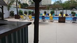 een terras met stoelen en een zwembad bij Gaivota Sun in Portimão