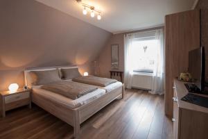 Een bed of bedden in een kamer bij Gästehaus Eifelzauber