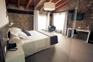 Ein Bett oder Betten in einem Zimmer der Unterkunft Hotel Restaurante Masía la Torre