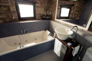 Ein Badezimmer in der Unterkunft Hotel Restaurante Masía la Torre