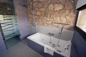 Ein Badezimmer in der Unterkunft Hotel Restaurante Masía la Torre